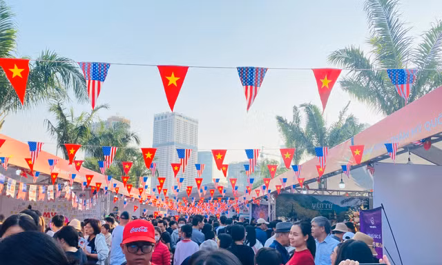 Hàng nghìn người dự Lễ hội giao lưu hữu nghị Việt - Mỹ tại Hà Nội 