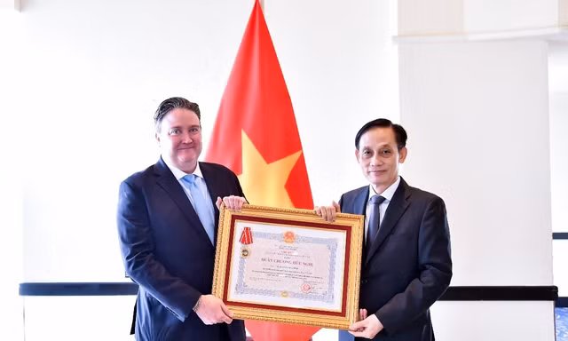 Trao tặng Huân chương Hữu nghị cho Đại sứ Mỹ Marc Knapper 
