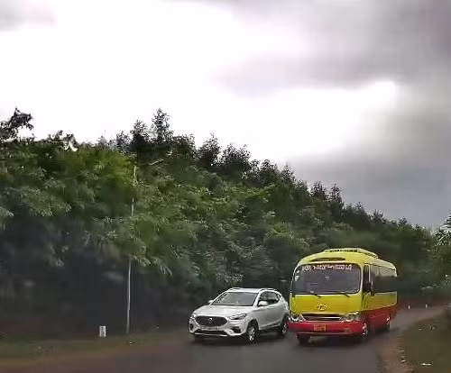 Clip: Tài xế xe buýt vượt ẩu trên đèo, bị phạt 5 triệu đồng 