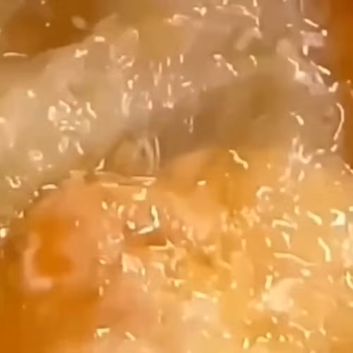 Clip dòi bò lúc nhúc trong hộp xôi mua tại tiệm bánh mì gây xôn xao dư luận ở Quảng Trị 