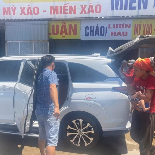 Tin mới về người mẹ địu con, đẩy xe nôi xuyên Việt dưới nắng nóng 40 độ C 