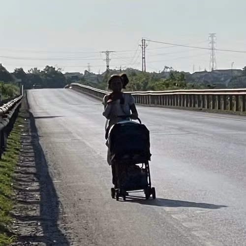 Người mẹ đẩy xe chở con dưới nắng miền Trung bỏng rát, từ chối mọi sự giúp đỡ