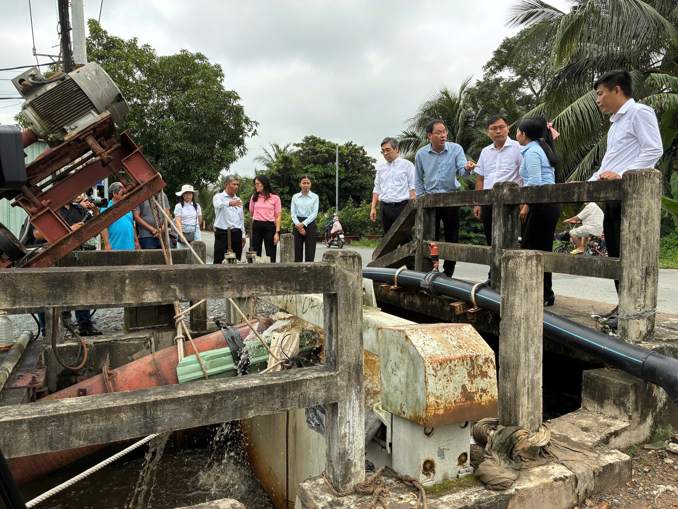 Phó Bí thư Thành ủy, Chủ tịch Ủy ban MTTQ TPHCM Nguyễn Phước Lộc (áo trắng, thứ 5 từ phải qua) cùng đoàn công tác khảo sát công tác bơm thoát nước tại các con kênh quanh làng nghề mai vàng Bình Lợi (ảnh: CTV)