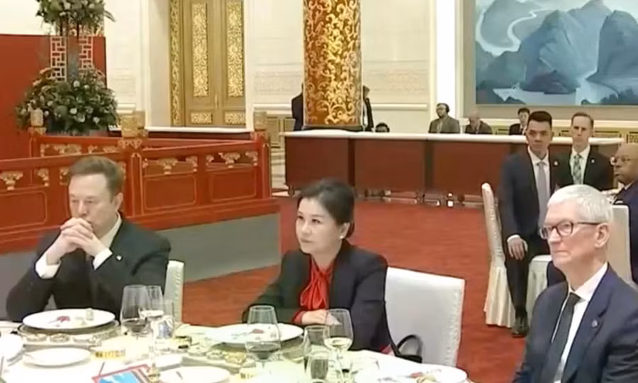 Bất ngờ với xuất thân người phụ nữ ngồi giữa tỷ phú Tim Cook và Elon Musk ở Bắc Kinh