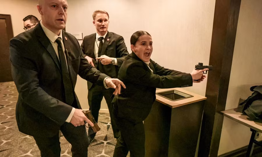 Giây phút 'nghẹt thở' khi tiếng súng vang lên tại sự kiện có Tổng thống Mỹ Trump