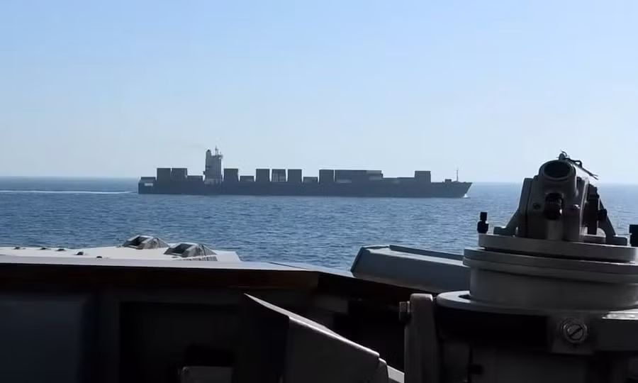 Tàu chiến Mỹ nổ súng, thu giữ tàu hàng Iran