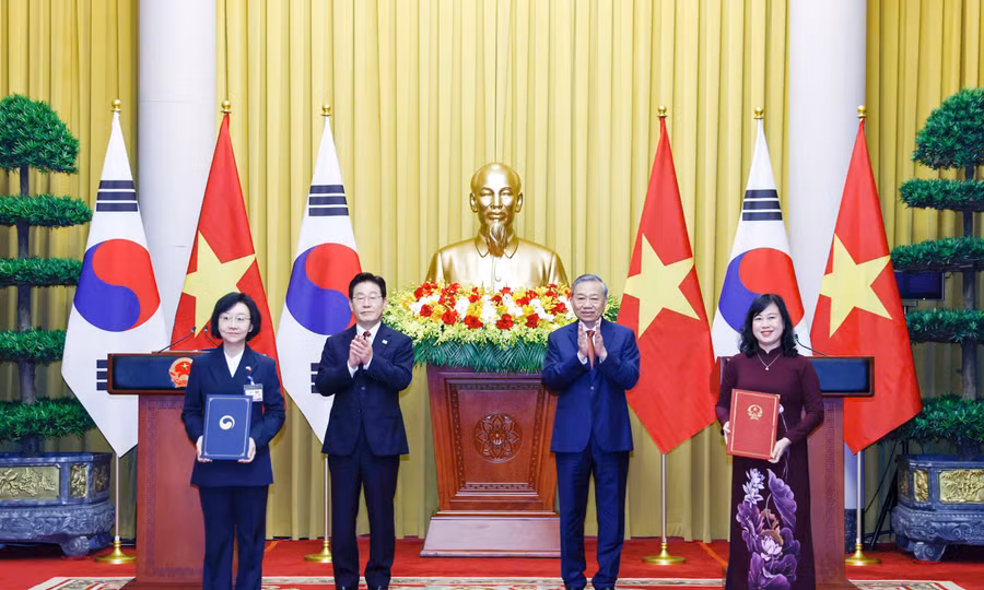 Việt Nam - Hàn Quốc trao 12 văn kiện hợp tác