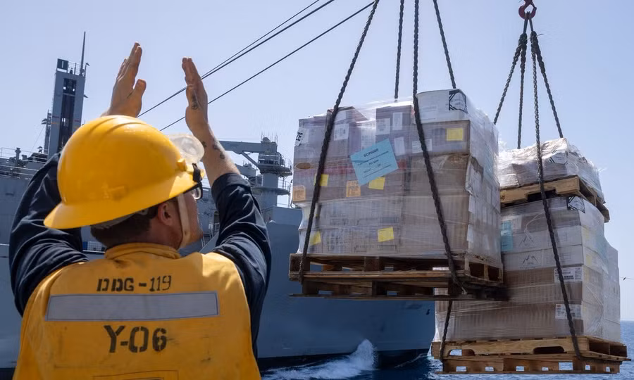 Tàu Hải quân Mỹ ở Trung Đông nhận hàng tiếp tế, xung đột chưa có dấu hiệu kết thúc