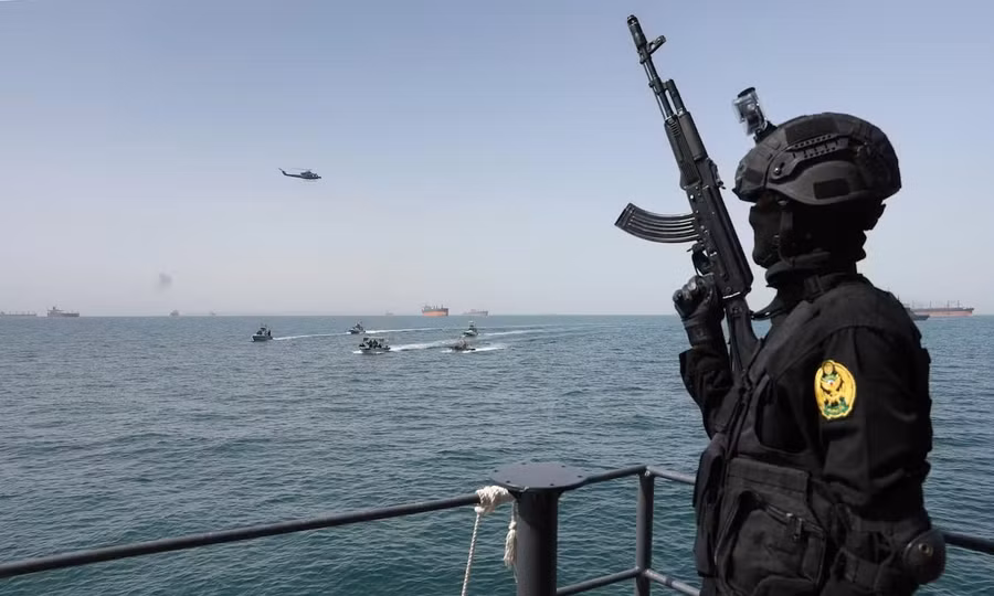 Thêm một tàu trúng hỏa lực trên eo biển Hormuz