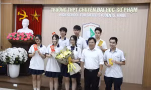 'Choáng' với kết quả thi của lớp học có thủ khoa tổ hợp A01