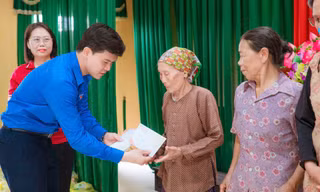 Anh Đào Tuấn Anh – Bí thư Đoàn Thanh niên, Chủ tịch Hội Sinh viên Trường Đại học Công đoàn trao tặng quà hỗ trợ bà con nhân dân bị ảnh hưởng bởi bão, lũ.