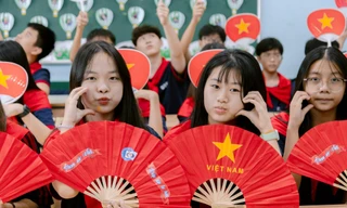 Tặng 5.500 quạt in hình cờ đỏ sao vàng cho người dân xem diễu binh, diễu hành 2/9