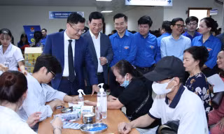 Trao quà, khám bệnh cho bà con - hành động đẹp kỷ niệm 95 năm Ngày thành lập Đoàn