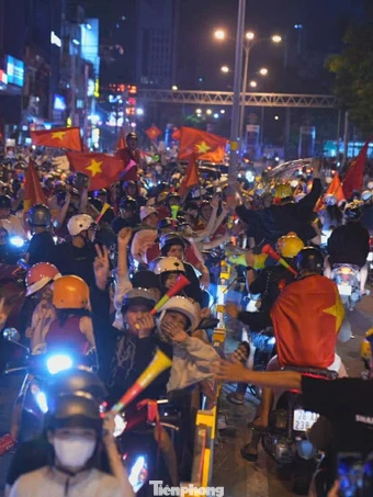 Khoảnh khắc biển người reo hò xuyên đêm