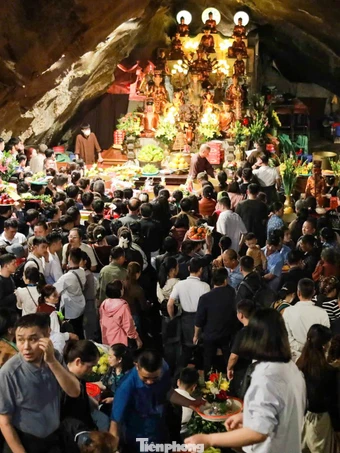 Chen chân đội lễ ở động Hương tích