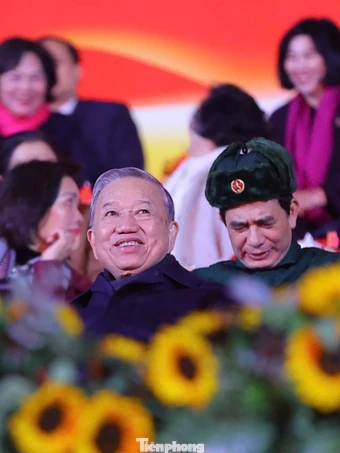 Tổng Bí thư Tô Lâm và lãnh đạo Đảng, Nhà nước dự chương trình ‘Dưới lá cờ vẻ vang của Đảng’