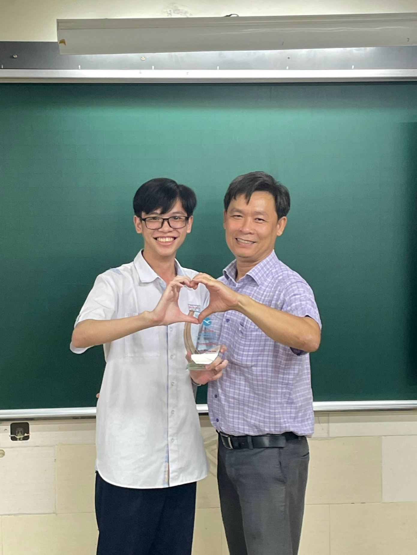 Tài và thầy Hưng - giáo viên quản nhiệm trong những ngày cuối năm học z6808805642144-f5a97b947fcf5507cfb98acf8373dfbc.jpg