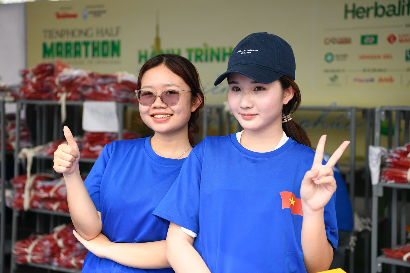 Apesar das longas horas, da alta concentração e da perfeita coordenação exigidas, os voluntários sempre mantiveram um espírito alegre, prontos para apoiar tanto os atletas quanto os organizadores. z7322185511070-ff3034d7828ea7b145e005acb69912e8.jpg