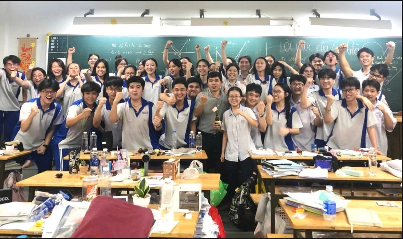 Clase 12B4: la clase con más estudiantes que aprobaron el examen de admisión a medicina. Foto tomada en abril de 2025, proporcionada por el profesor. b1.png