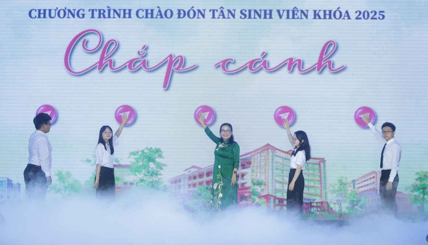 GS.TS Ngô Thị Phương Lan – Hiệu trưởng cùng tân sinh viên có thành tích cao khởi động năm học mới 9-nghi-thuc-chap-canh.jpg