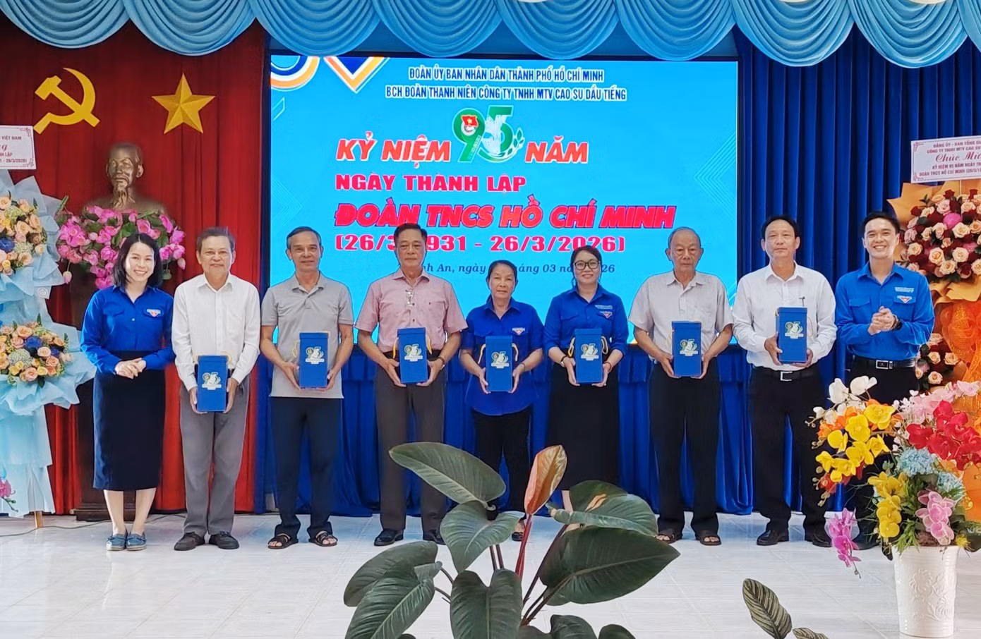 doan-thanh-nien-cao-su-dau-tieng-tang-qua-tri-an-cac-dong-chi-nguyen-can-bo-doan-qua-cac-thoi-ky.jpg