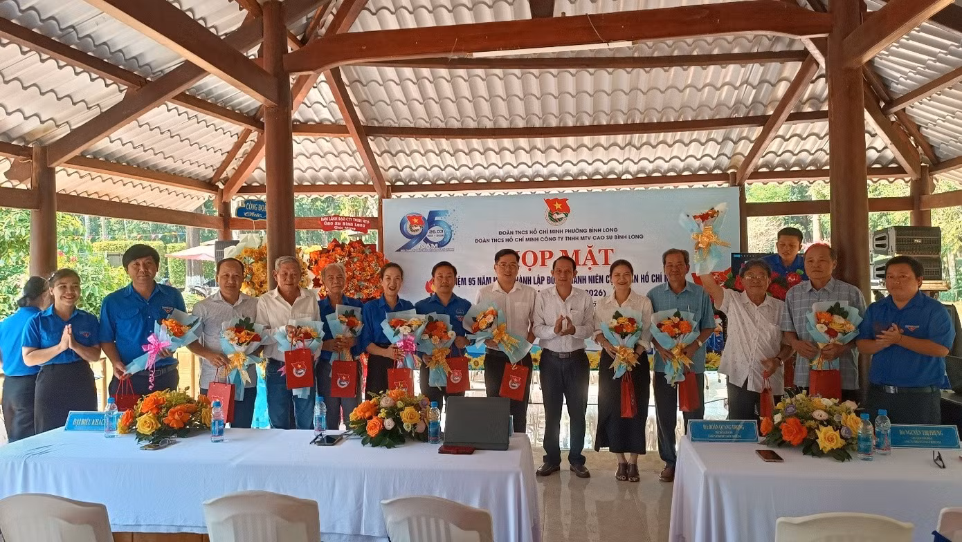 doan-thanh-nien-cao-su-binh-long-tang-qua-tri-an-cac-dong-chi-nguyen-la-bi-thu-pho-bi-thu-doan-thanh-nien-cong-ty-qua-cac-thoi-ky.jpg