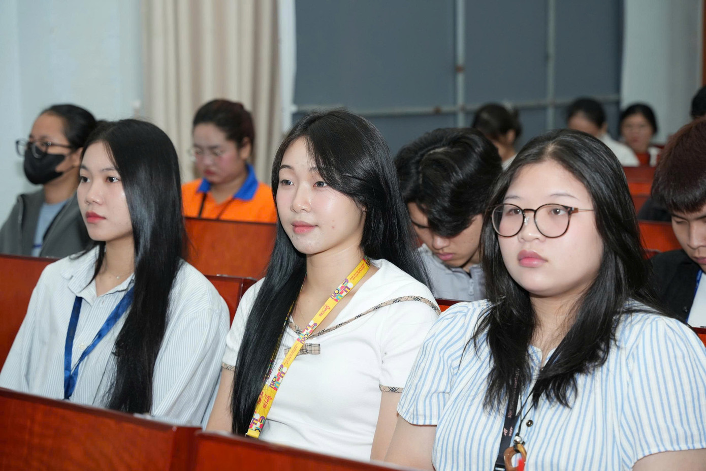 Hình ảnh cán bộ, giảng viên sinh viên Trường ĐH Mở TPHCM dự lễ trực tuyến qua màn hình z6978667073017-5e1a72062e461f8dcdf0856af21fd85d.jpg