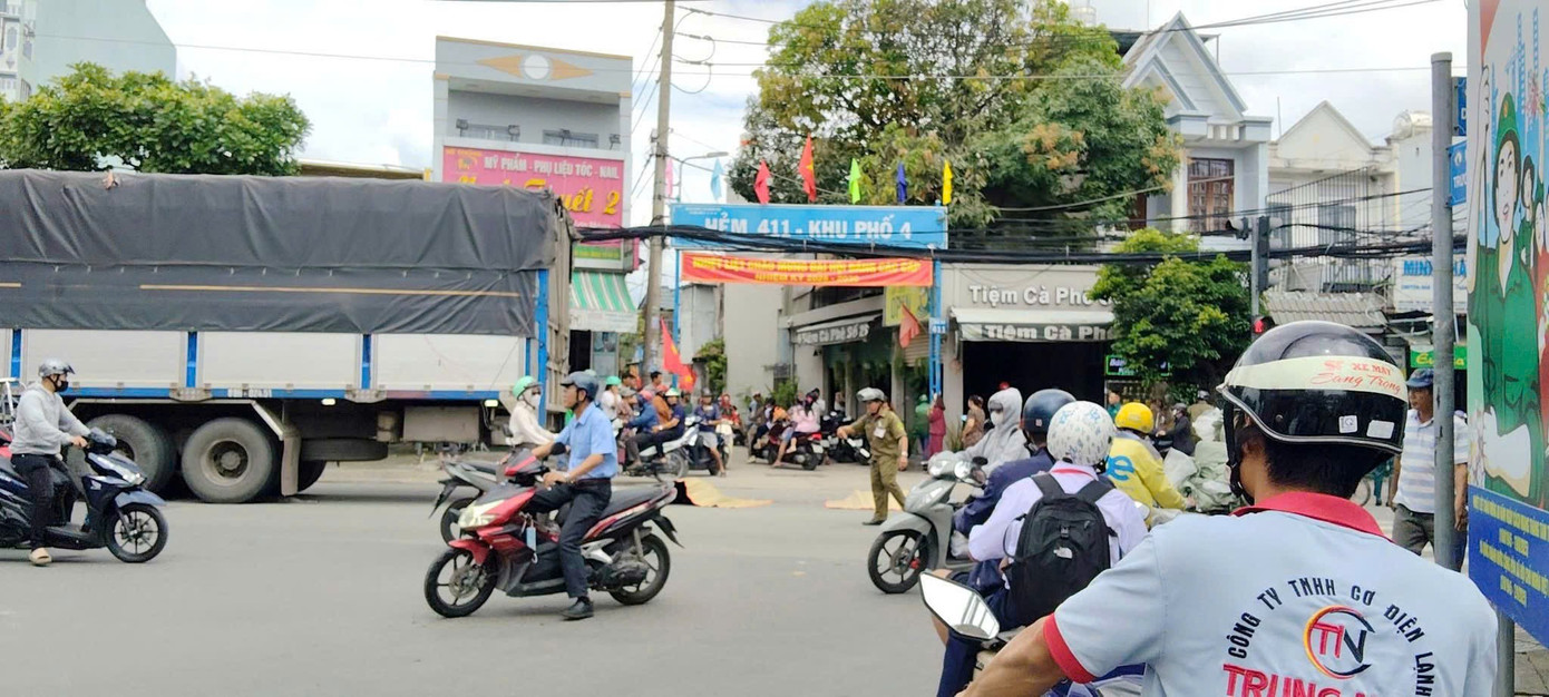 Chở con đi tìm nhà trọ nhập học, 2 mẹ con bị cuốn vào gầm xe tải tử vong - Ảnh 1. Chở con đi tìm nhà trọ nhập học, 2 mẹ con bị cuốn vào gầm xe tải tử vong - Ảnh 1.