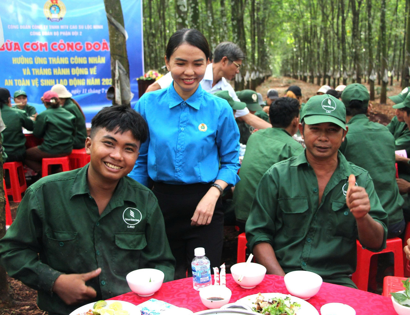 Ngày 11/7, hàng trăm công nhân Đội 2 , Công ty TNHH MTV Cao su Lộc Ninh (Đồng Nai) tề tựu dưới tán rừng cao su cùng cán bộ lãnh đạo, cán bộ Công đoàn công ty dự “bữa cơm Công đoàn”. z6796901281167-5396f3ed558206752008a701fc816654.jpg