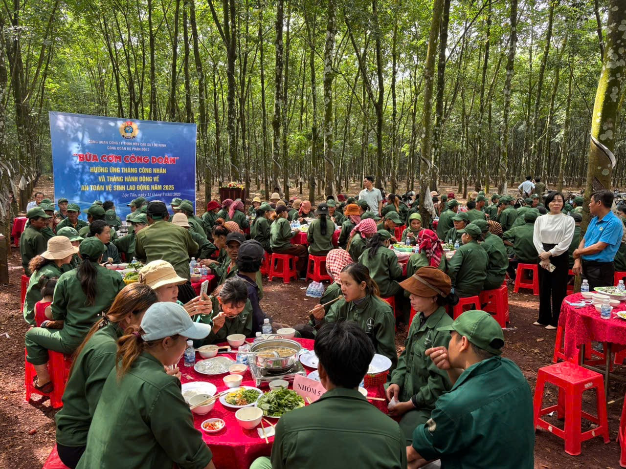 Các công nhân Đội 2 chủ yếu là đồng bào dân tộc S,Tiêng cư trú tại các địa phương thuộc tỉnh Đồng Nai (tỉnh Bình Phước cũ) gần biên giới với Campuchia. z6796789249053-c708e39d66eadbcf2492359b3b19e1d4.jpg