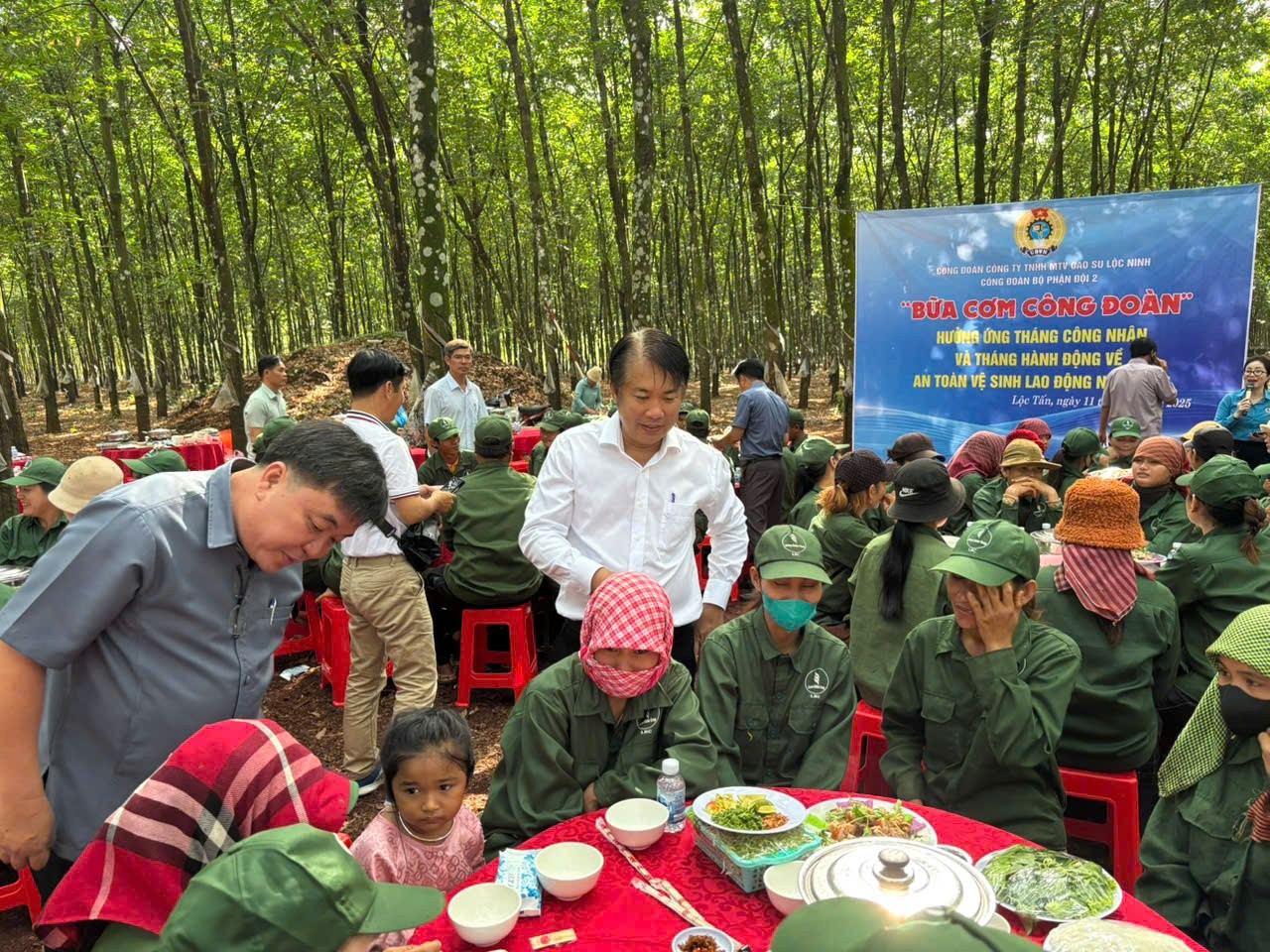 Lãnh đạo Tập đoàn Công nghiệp Cao su Việt Nam và Cao su Lộc Ninh trò chuyện, thăm hỏi người lao động tại bữa cơm Công đoàn z6796789287025-7b29cd46c7dceea922b4ccd7d610c5fb.jpg