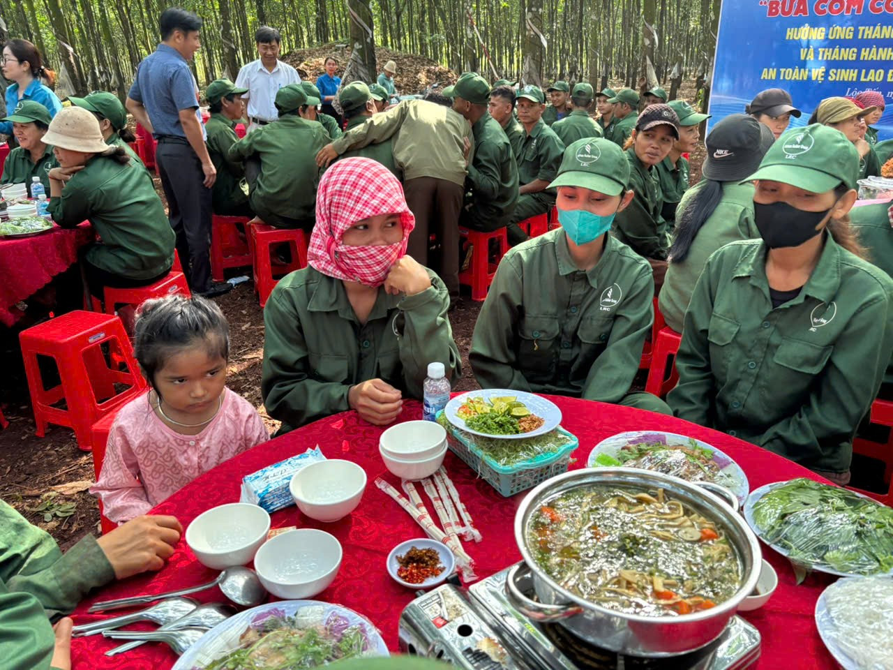 Nhiều công nhân mang theo con cùng đến ăn bữa con công đoàn với nhiều món ngon z6796789311018-c7514c976390c74e7d3b9f577d34415b.jpg