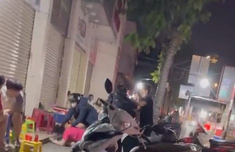 Hình ảnh hai bên ẩu đả nhau. Ảnh cắt từ clip. dnqt.png