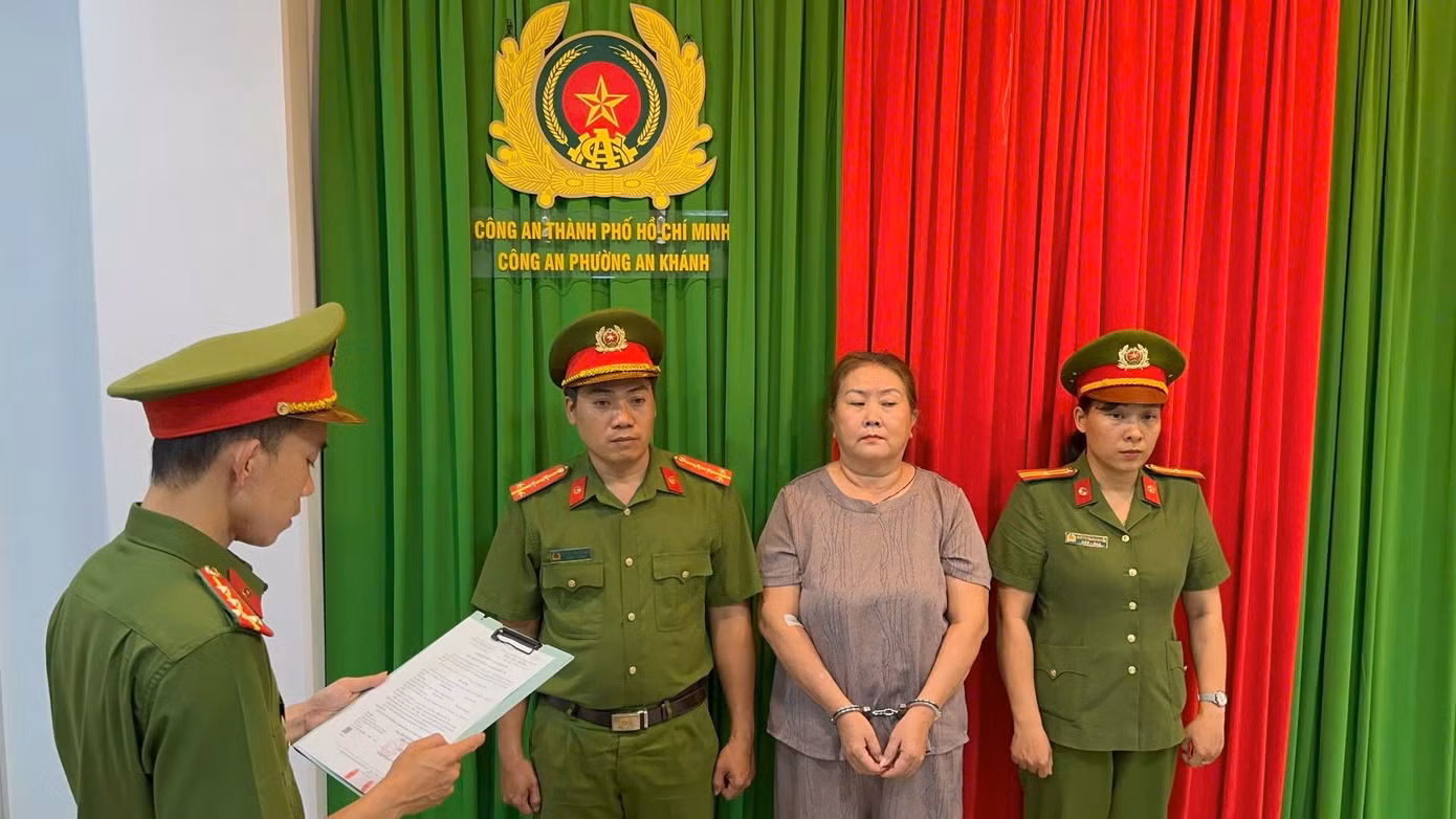 anh-1-tong-dat-thi-hanh-lenh-voi-do-hong-trinh.jpg