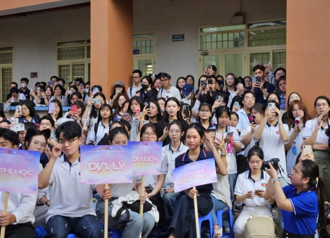 Tân sinh viên trường lắng nghe lời chia sẻ của hiệu trưởng trên sân khấu nv.png