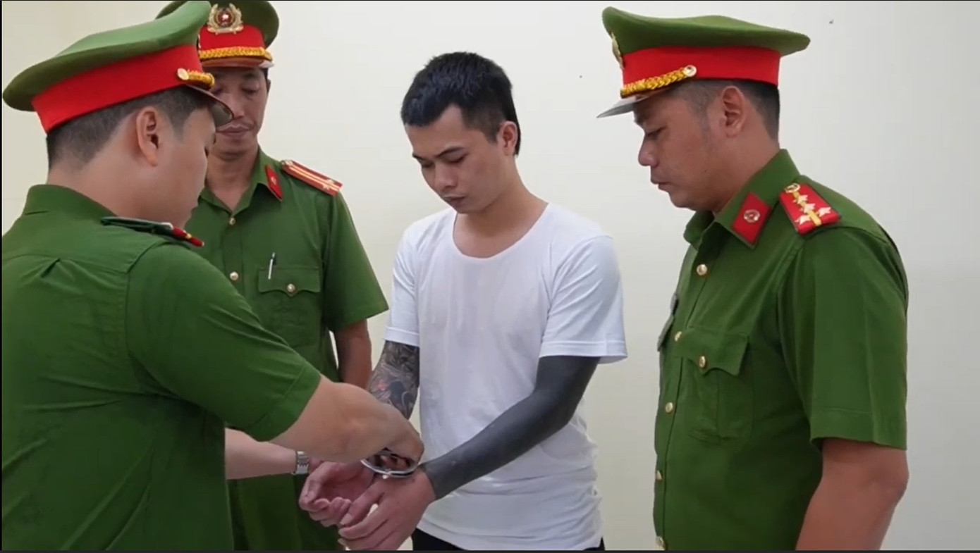 Chủ tài khoản TikTok “Tàng Keng Ông Trùm” - Lê Anh Điệp tại cơ quan công an. Ảnh C.A diep.png