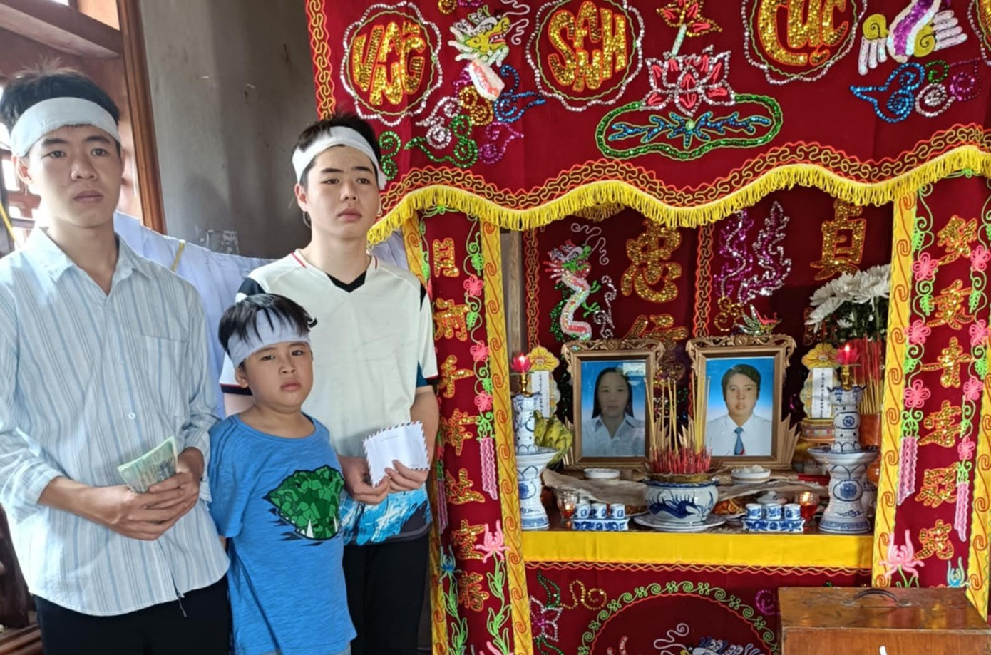 Trois frères, Thinh, Phu et Khoi, sont devenus orphelins à la suite de tempêtes et d'inondations. - Photo : D.P. truong-dai-hoc-mien-toan-441763955530.jpg