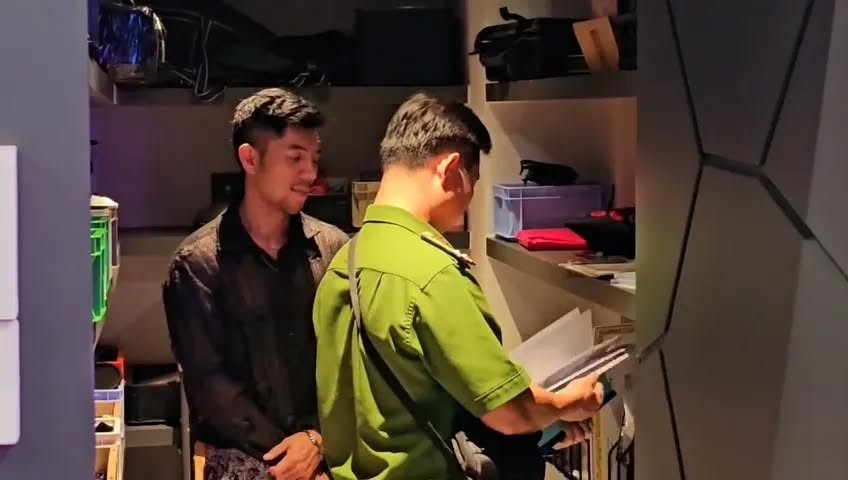 Hình ảnh cảnh sát khám nhà Ngân 98- Lương Bằng Quang (ảnh: L.T) 560425818-1234036678757127-8154247455644047219-n.jpg