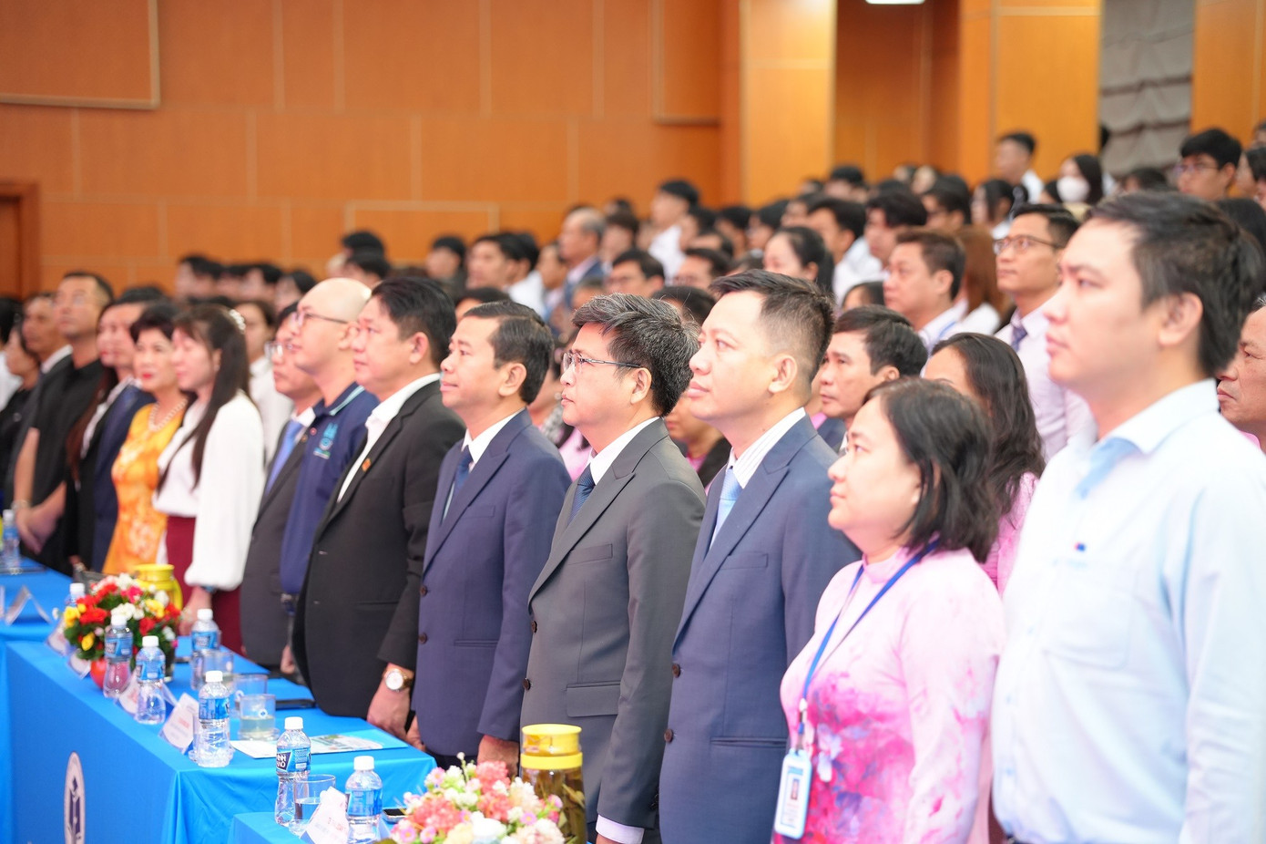 Cán bộ, giảng viên, sinh viên Trường ĐH Công Thương TPHCM dự lễ trực tuyến a7401807.jpg