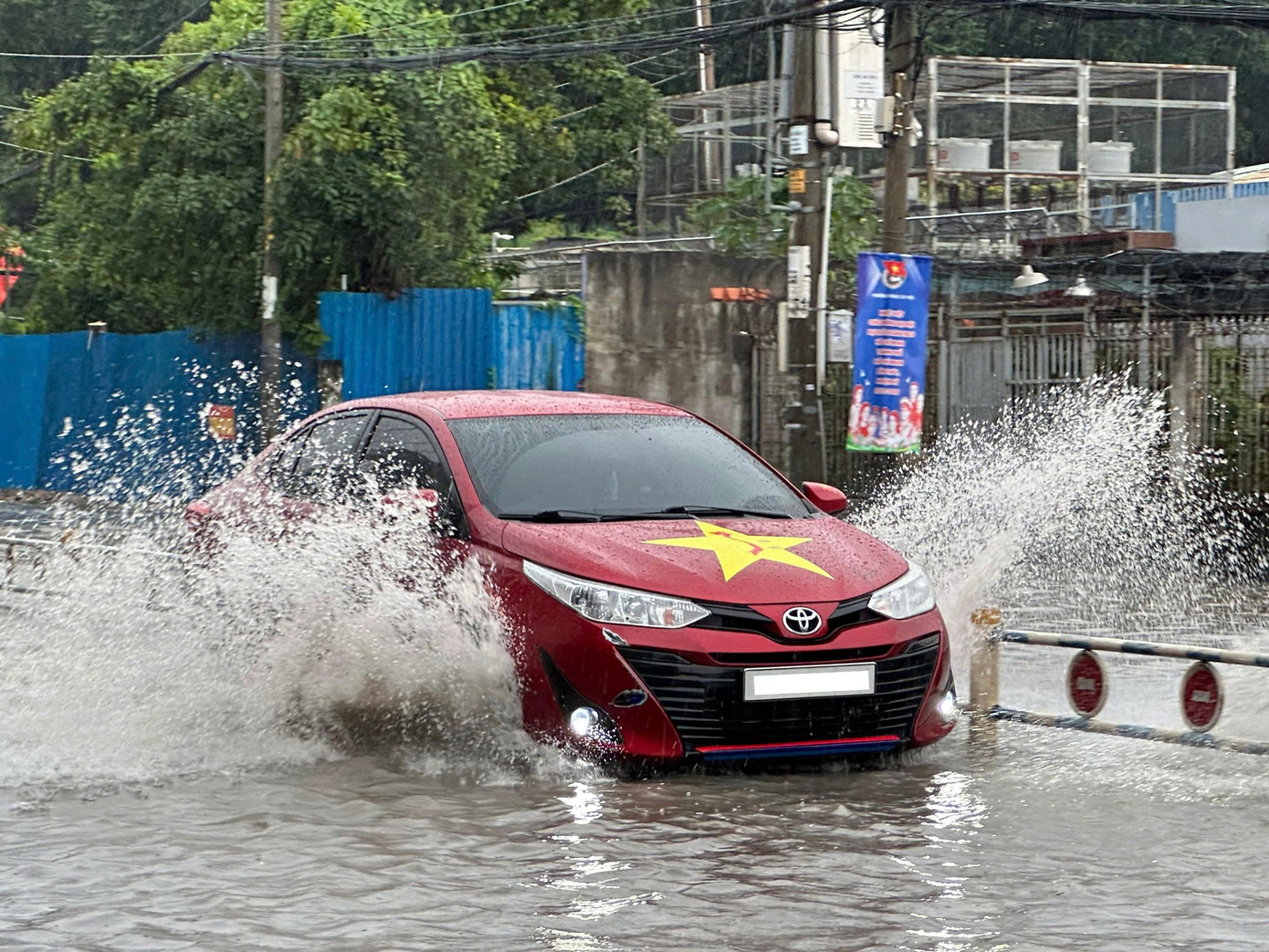Nước ngập sâu, mỗi khi ô tô chạy qua lại tạo thành sóng lớn, đẩy nước tràn vào nhà dân và hàng quán ven đường. z7165238276467-e8400a3e95ef4f411762c119988729de.jpg
