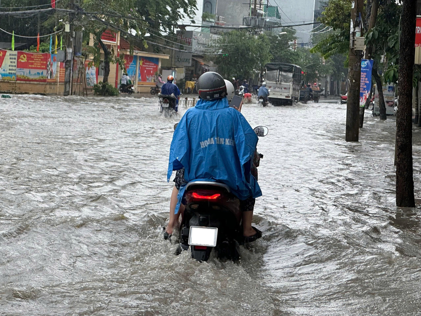 Đường Nguyễn Văn Khối biến thành “biển nước”, phương tiện phải di chuyển chậm để tránh chết máy. z7165238553748-244feea401ae04559c0f53c44e1bfb04.jpg