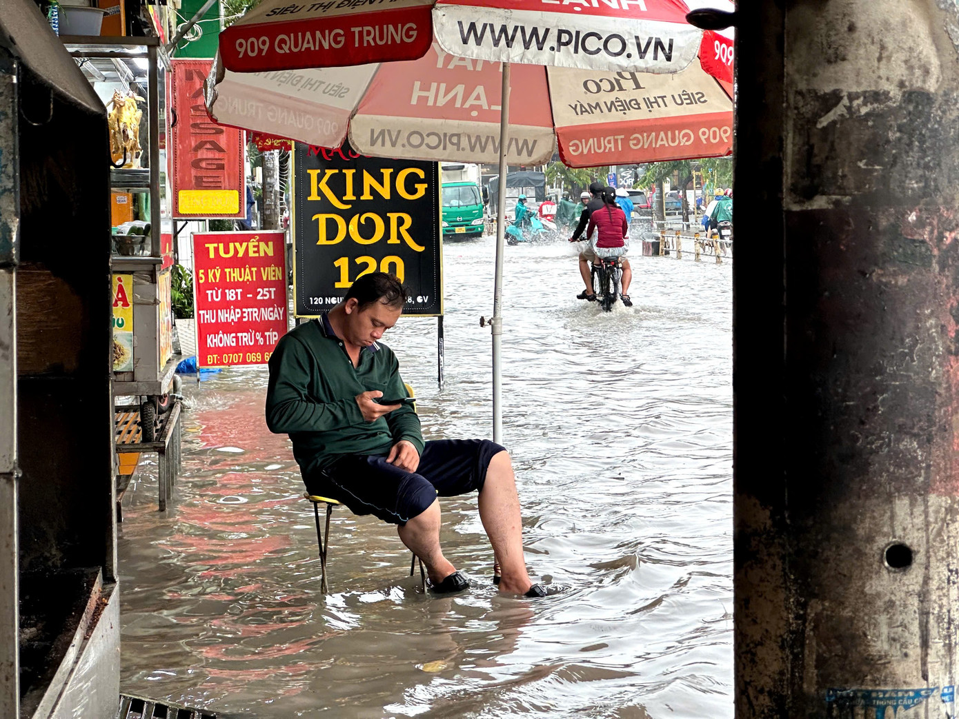 Hộ kinh doanh bất lực nhìn nước dâng cao gây ảnh hưởng đến việc buôn bán. z7165270744503-086ee0ebbc08e763c4b4c80c5f7d6128.jpg