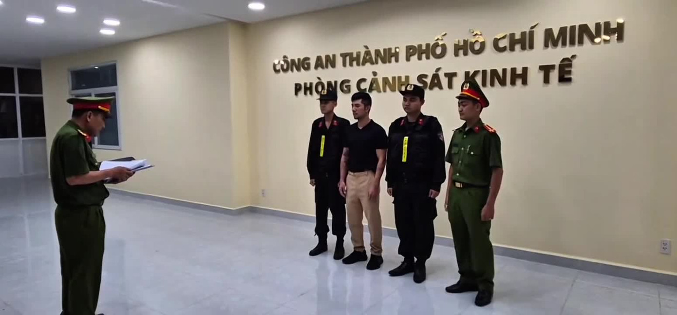 Công an đọc lệnh khởi tố, tạm giam Lương Bằng Quang. Ảnh C.A clip-2.jpg