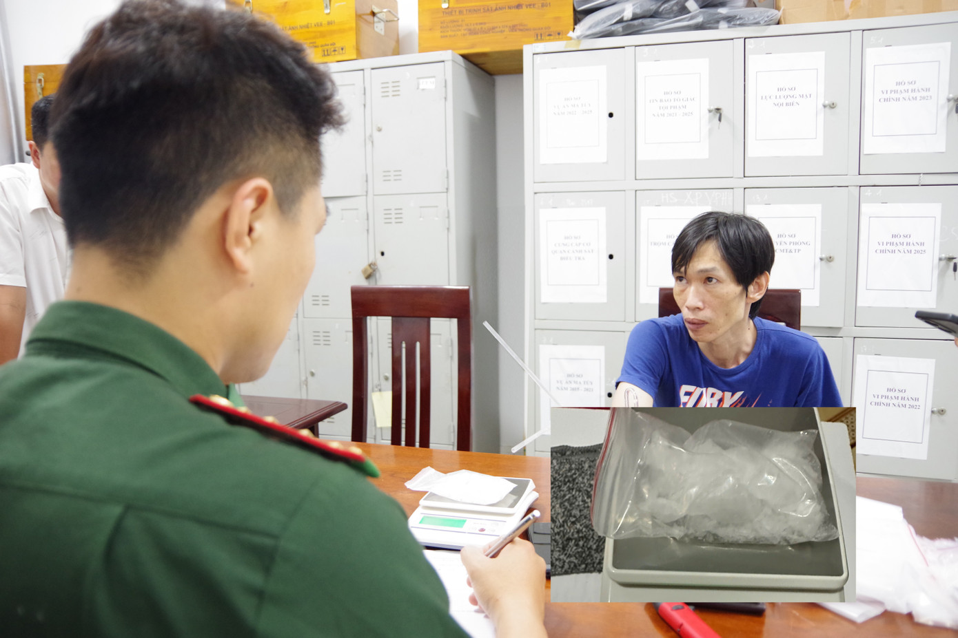 Đối tượng Phạm Văn Long cùng tang vật vụ án tại cơ quan điều tra Ban Chỉ huy Biên phòng cửa khẩu cảng Bà Rịa - Vũng Tàu. mt-01.jpg