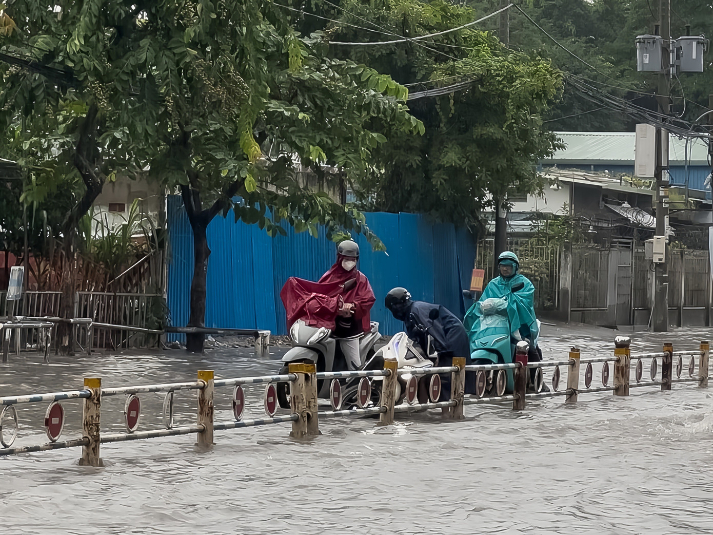 Đoạn đường bị ngập sâu khiến người tham gia giao thông mất thăng bằng, té ngã giữa dòng nước. anh-4.jpg