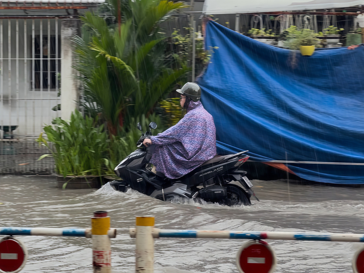 Việc di chuyển qua khu vực ngập úng gặp nhiều khó khăn anh-7.jpg