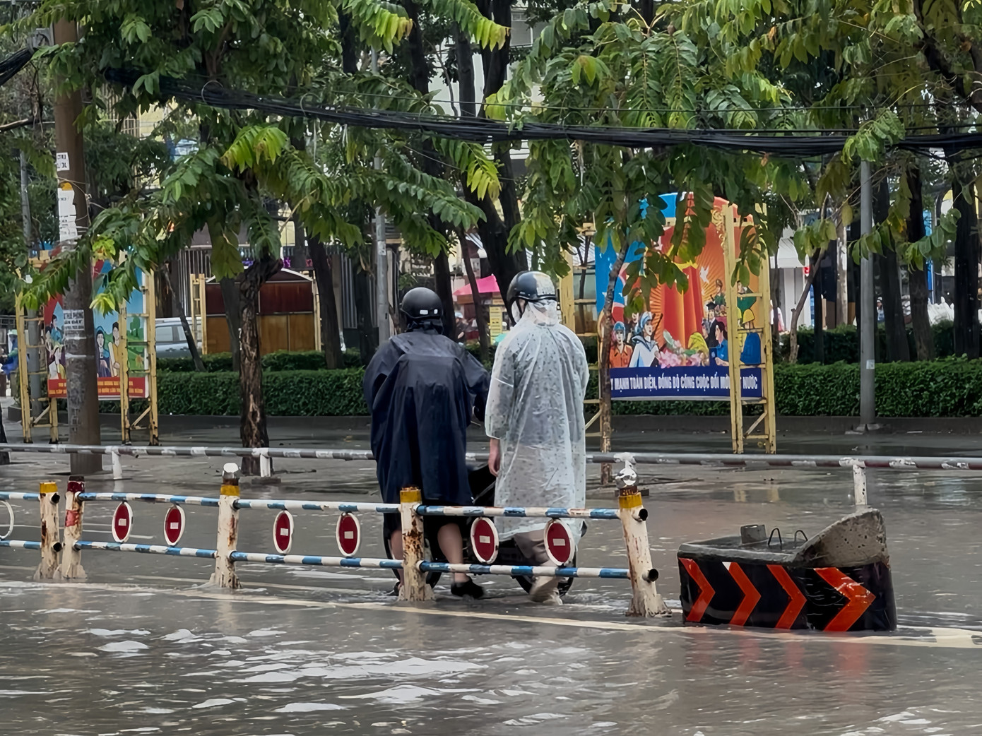 Xe bị chết máy, người dân chật vật dắt xe qua đoạn bị ngập anh-6.jpg