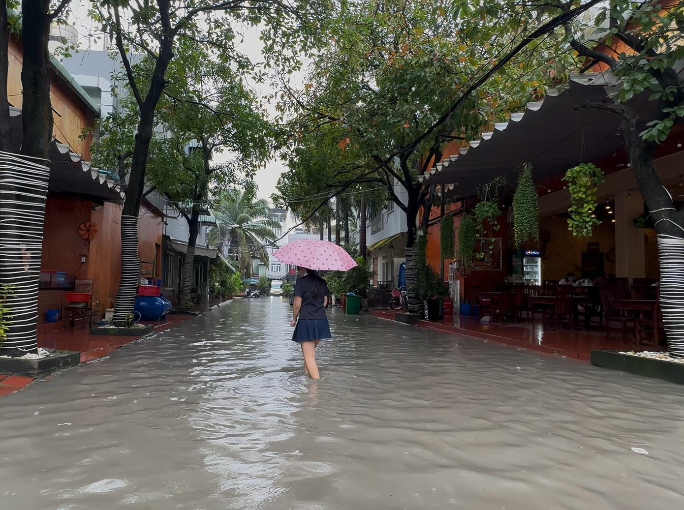 Con hẻm ngập sâu, người dân phải lội nước khi di chuyển. anh-3.jpg