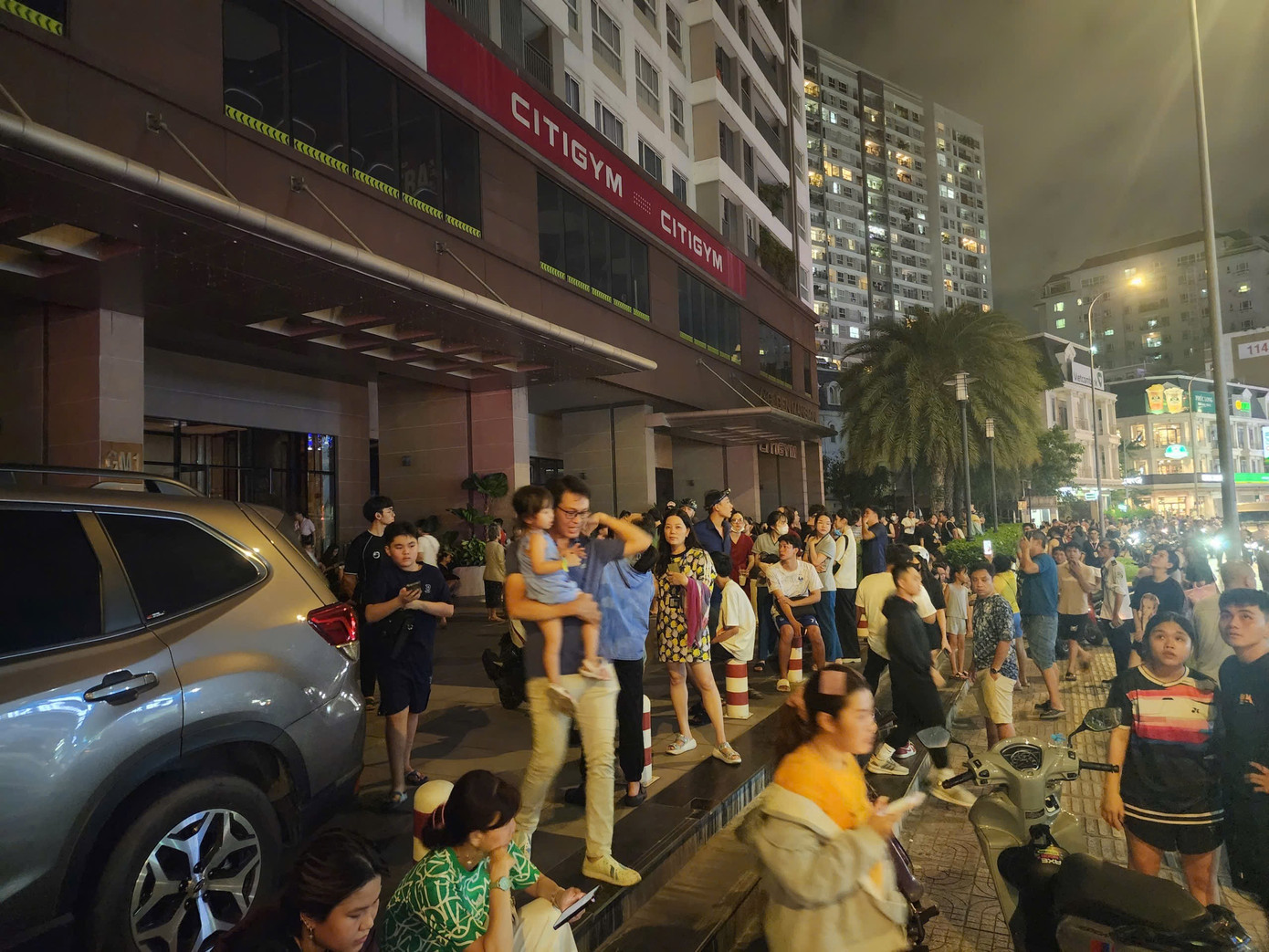 Hàng trăm cư dân tháo chạy xuống sảnh chung cư