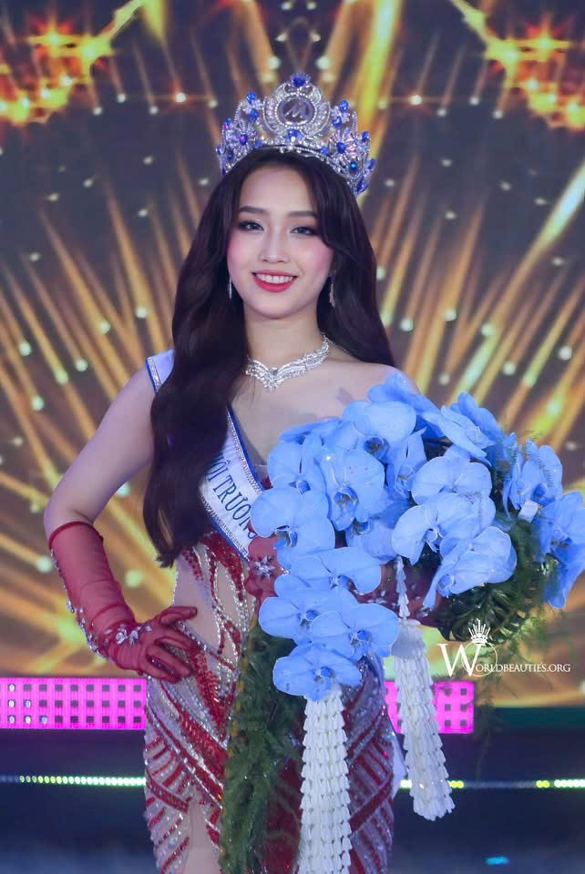 Hoa khôi UFM 2025 Trịnh Ngọc Huyền z7185959140573-7a9a751d33af054884e3366c4a9f73b7.jpg